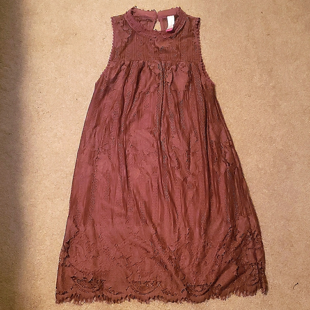 No boundaries: lace dress
